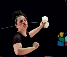 Pez Luna Teatro presenta “Hilando cuentos, coser y cantar”